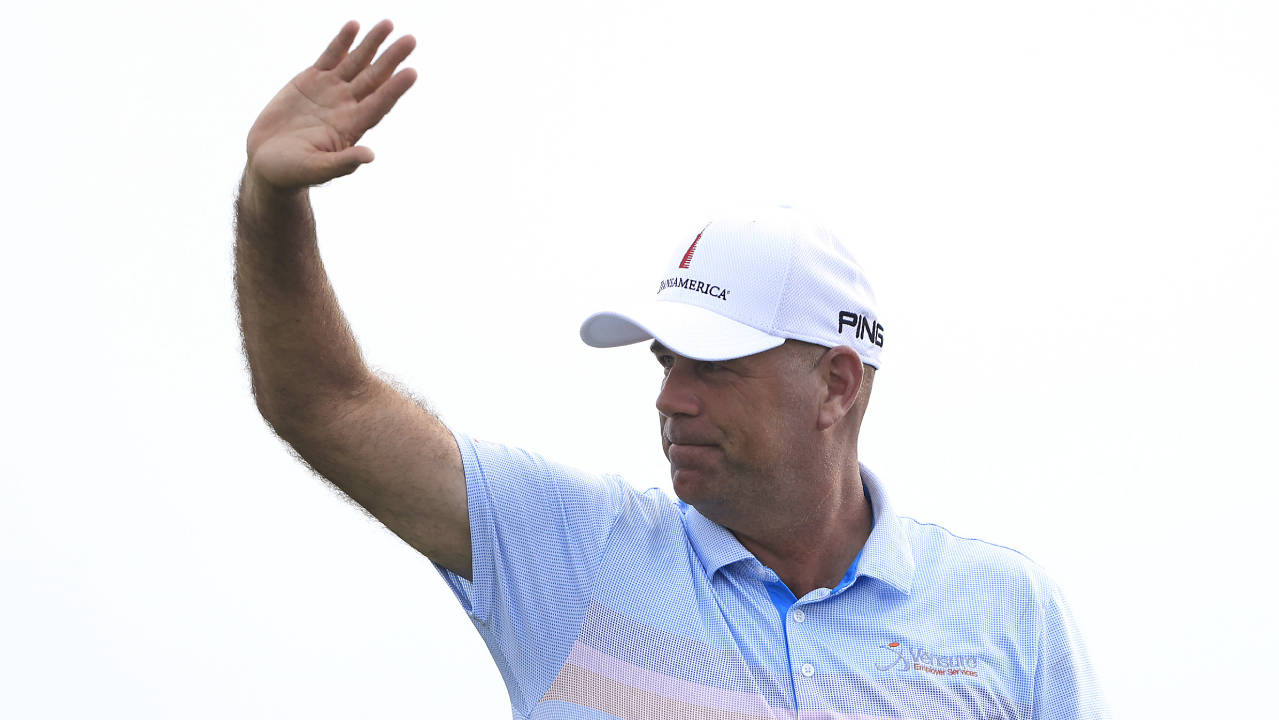 Stewart Cink Waving To Someone Wallpaper