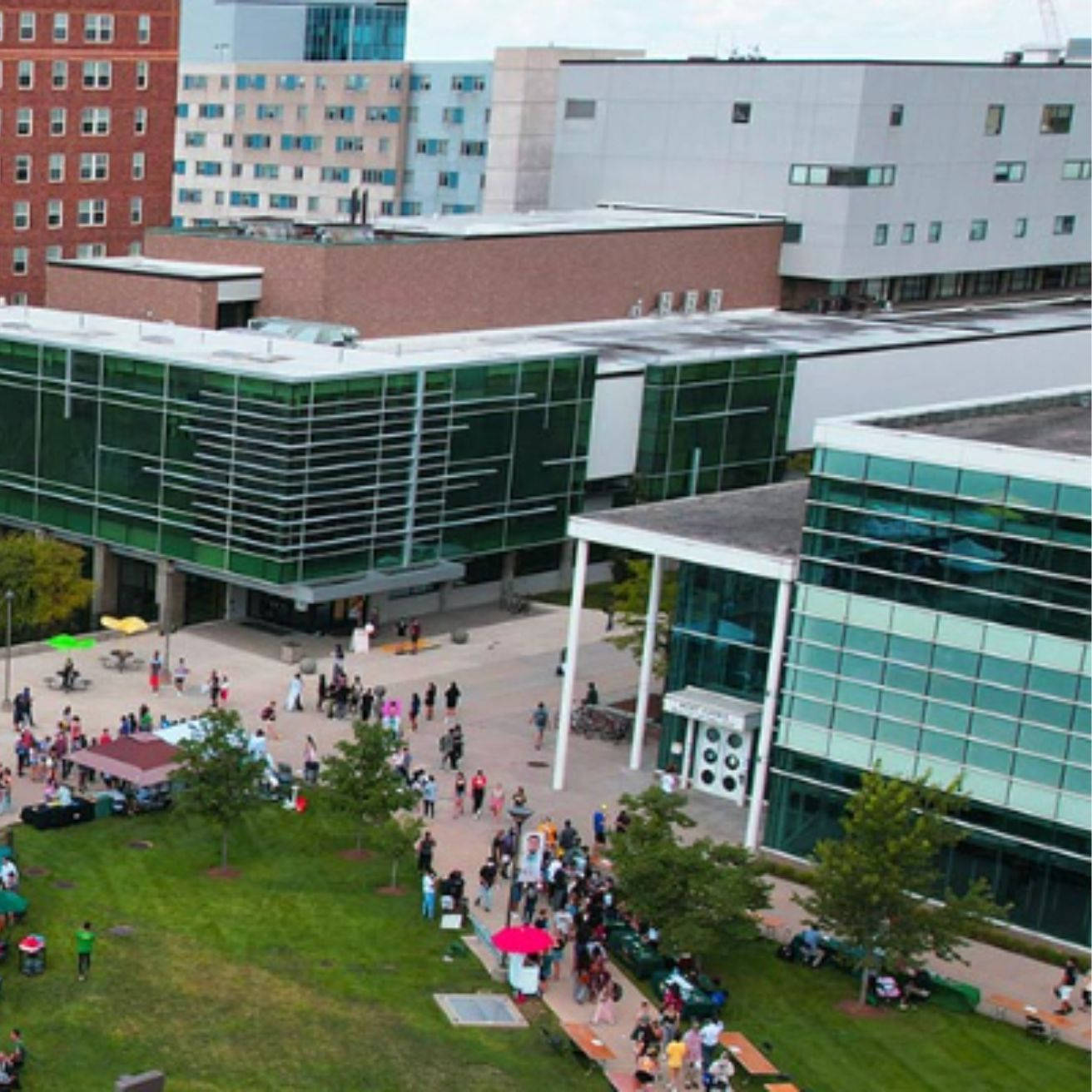 Students Navigating Through Wayne State University Campus. Wallpaper