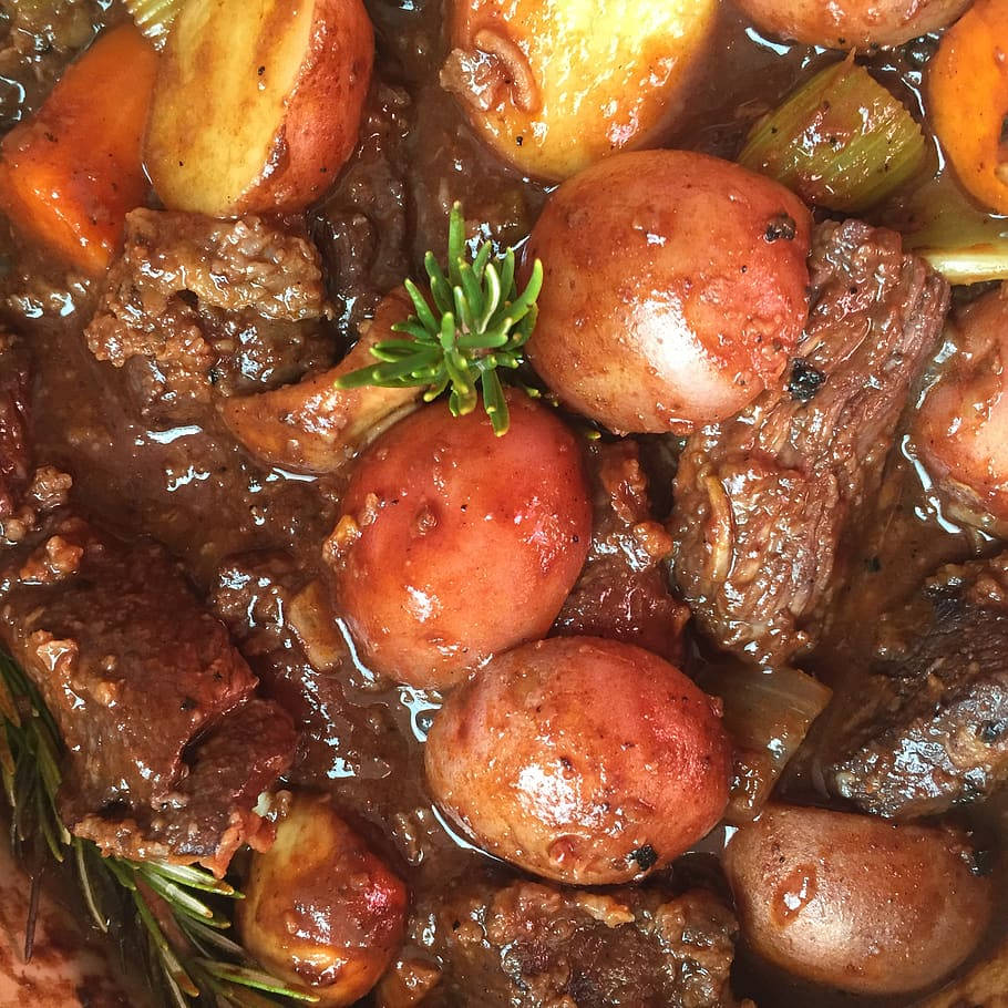 Sumptuous Beef Bourguignon Stew Served With Onion Garnish Wallpaper