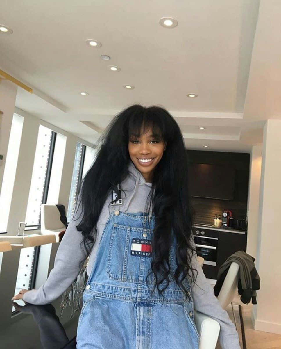 Sza In Overalls Wallpaper