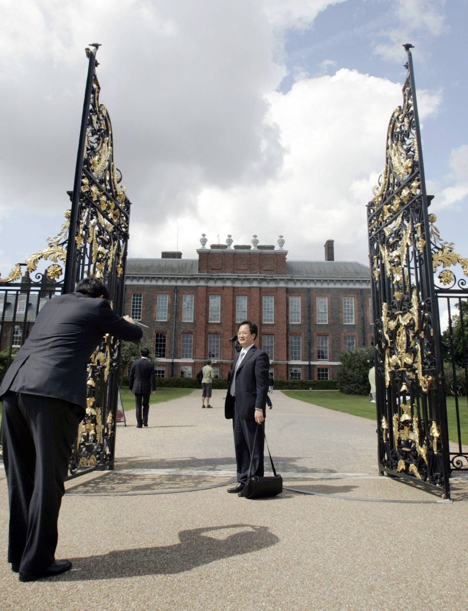 Taking Photo In Kensington Palace Wallpaper