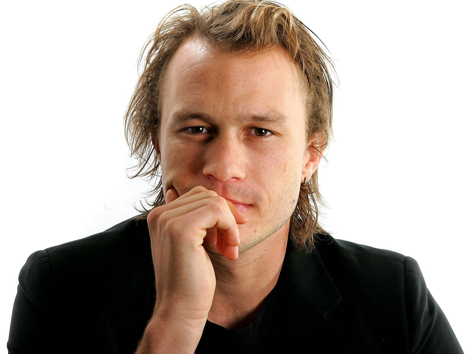 Talented Actor Heath Ledger Classic Photoshoot Wallpaper