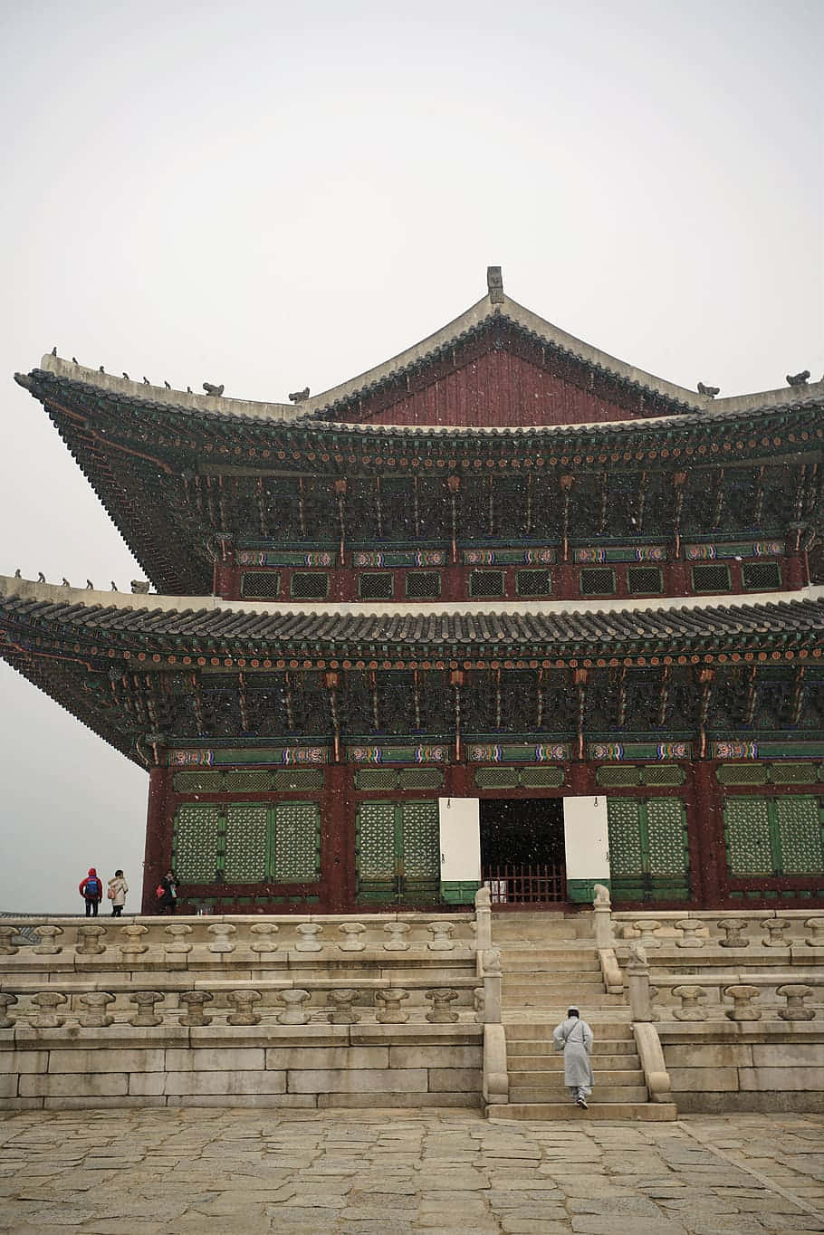 Three Tourists At Gyeongbokgung Palace Wallpaper