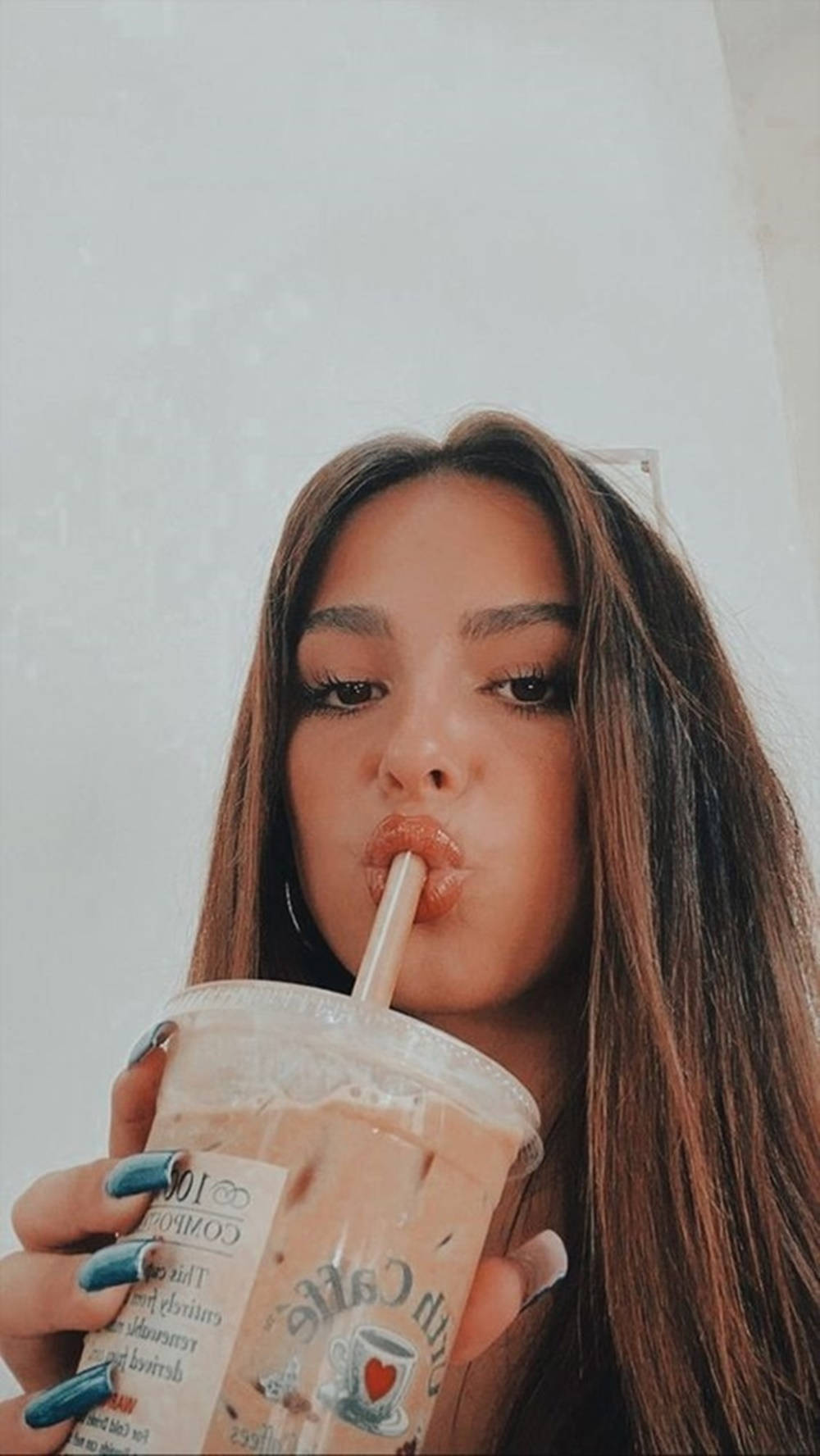 Tiktok Star Addison Rae Pfp Sipping Iced Coffee Wallpaper