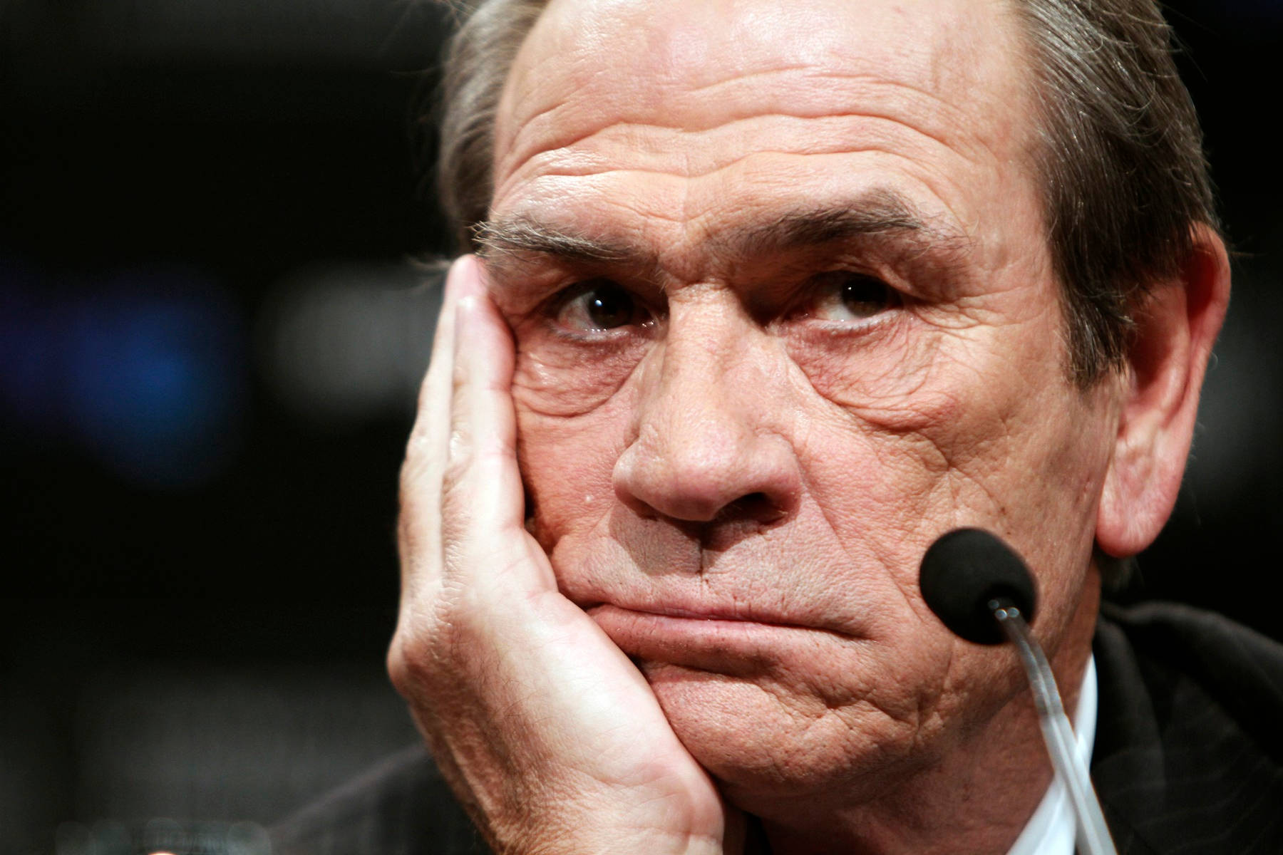 Tommy Lee Jones Palm On His Cheek Wallpaper