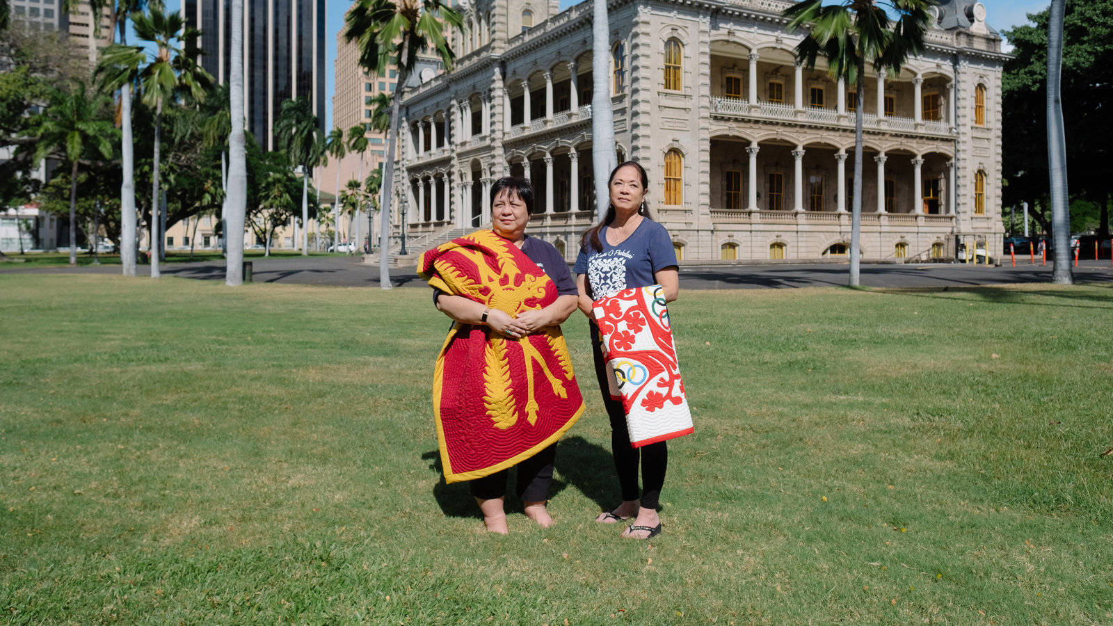 Tourists Behind Iolani Palace Wallpaper