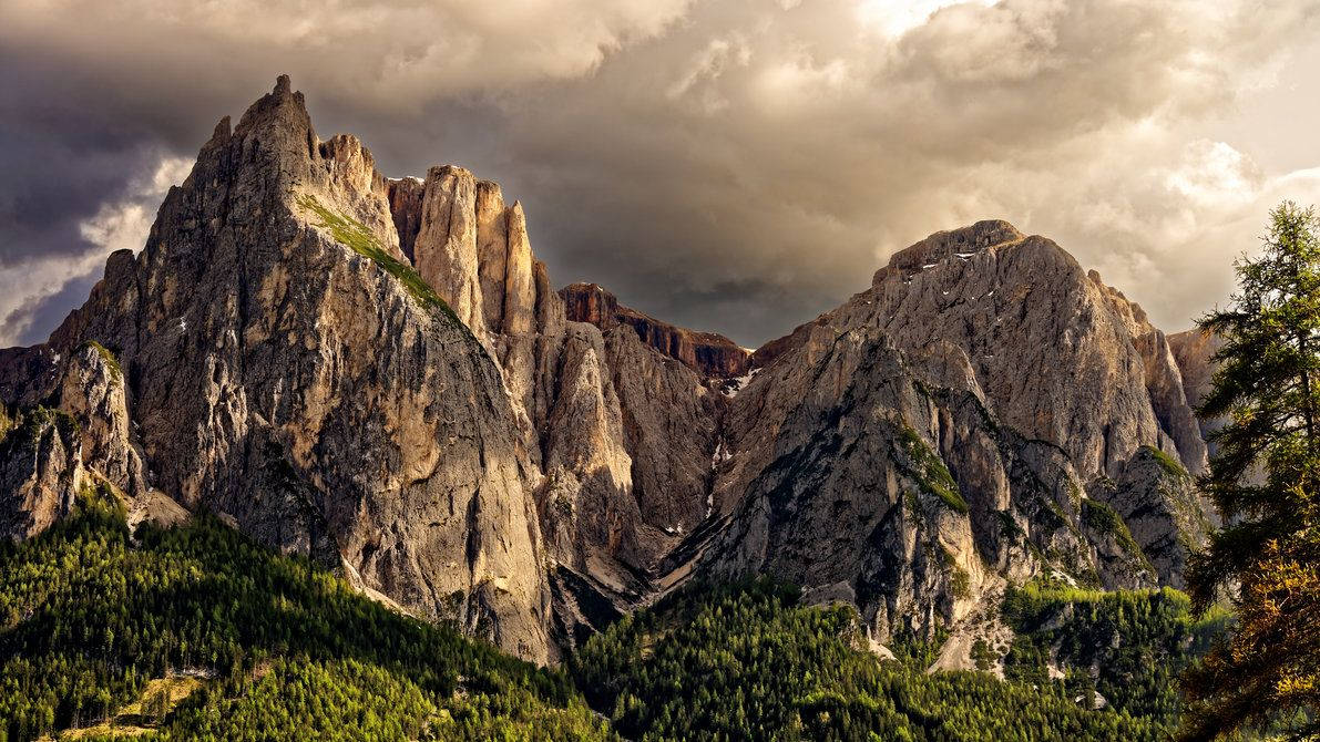 Towering Rocky Mountains. Wallpaper