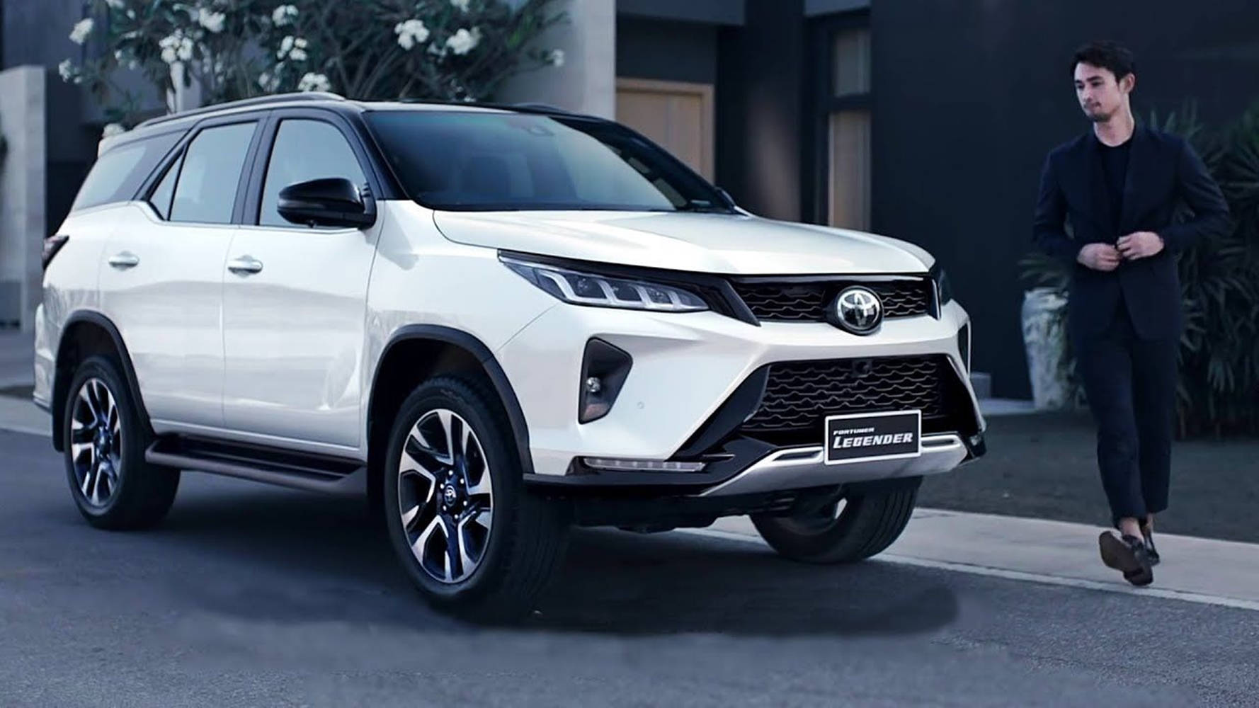 Toyota Fortuner Super White Variant Model Wallpaper