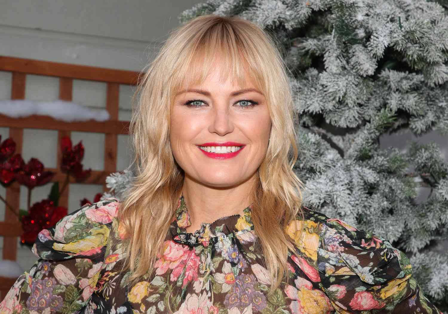 Tylish Actress Malin Akerman Wallpaper