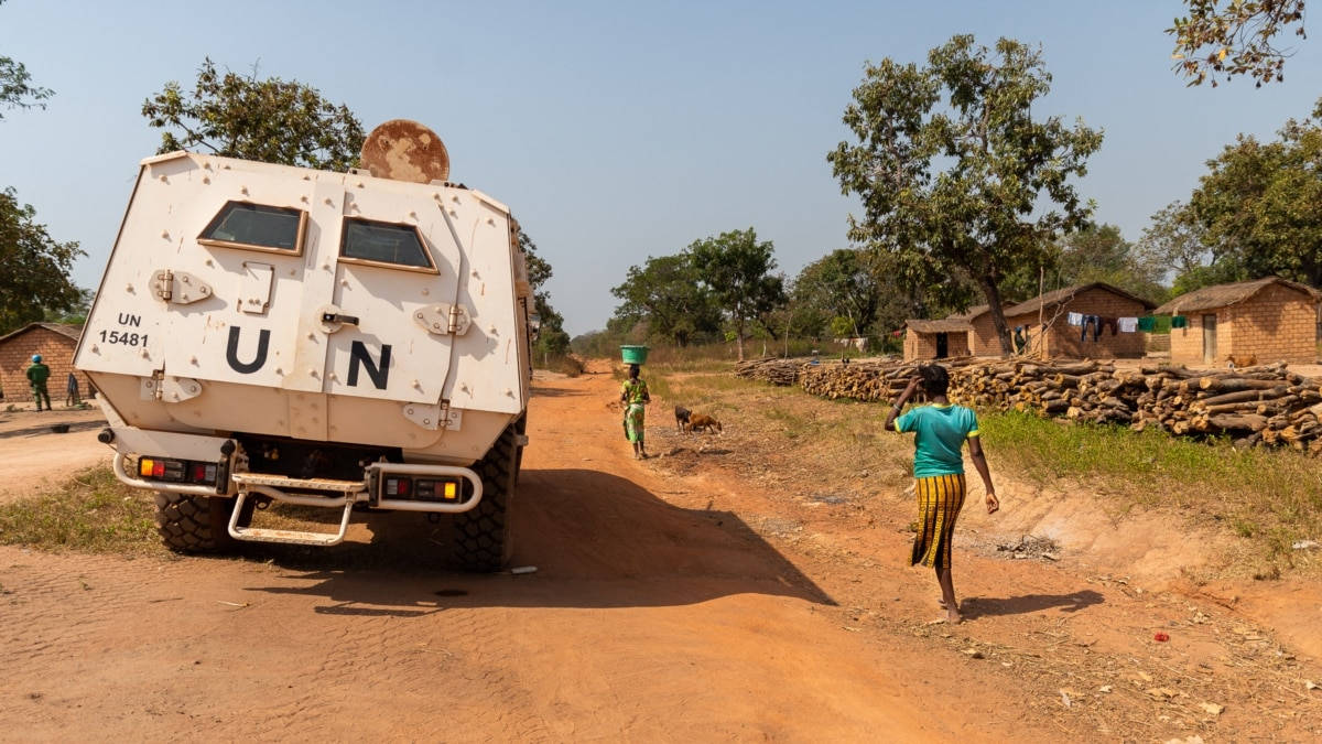 Un Tank Patrolling In Central African Republic Wallpaper