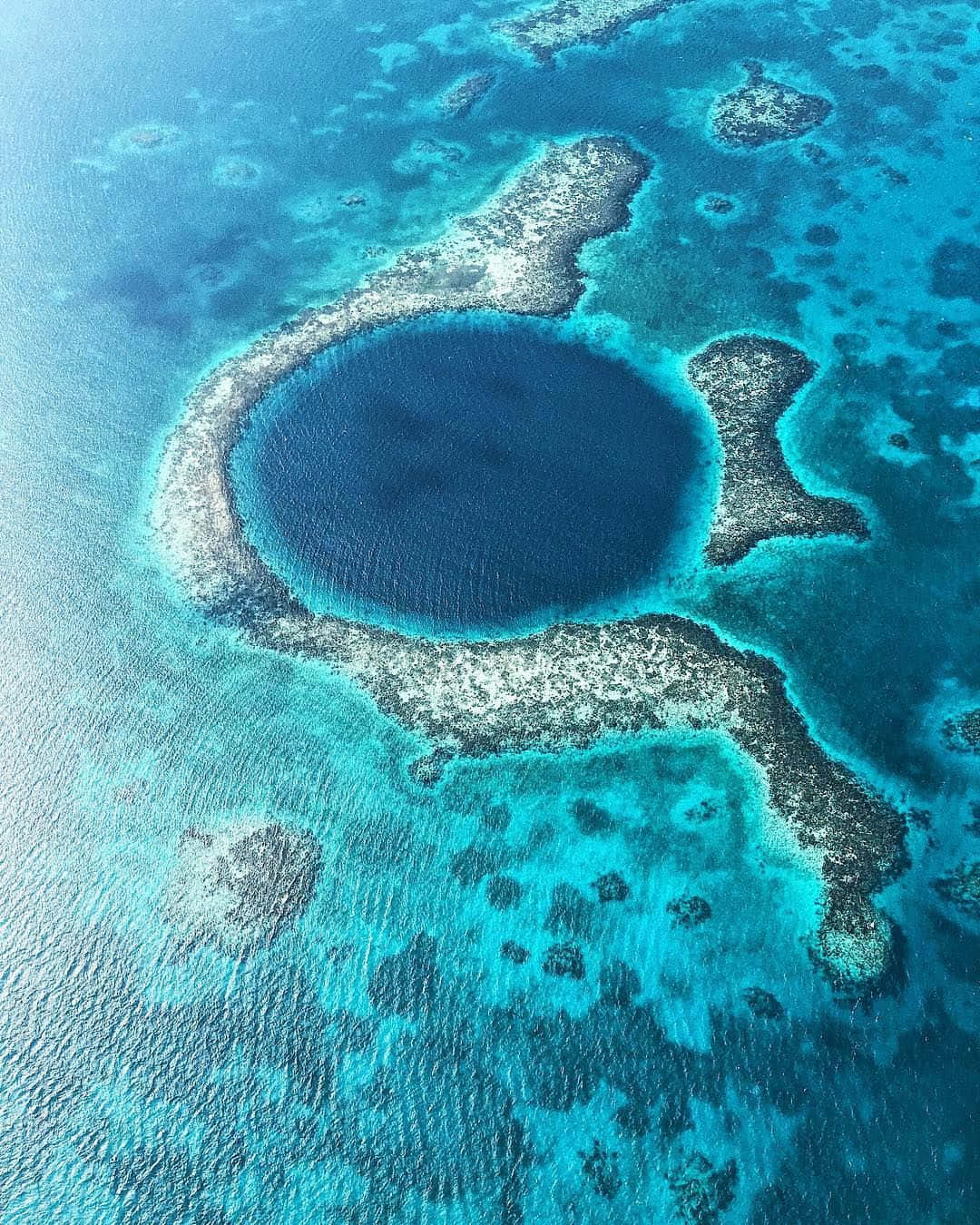 Unearthly Beauty Of The Great Blue Hole, A Unesco World Heritage Site Wallpaper