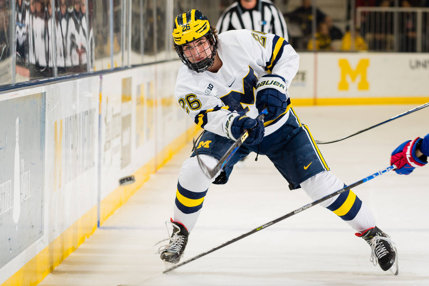 University Of Michigan-ann Arbor Hockey Player Wallpaper