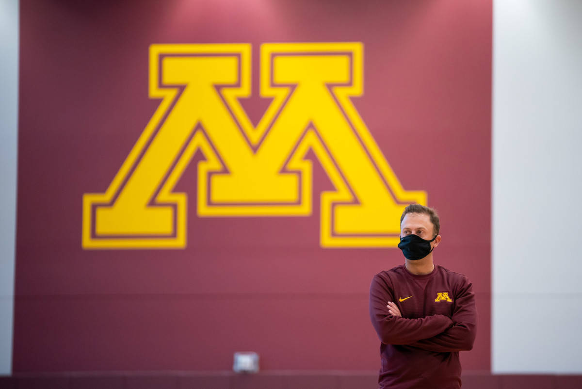 University Of Minnesota Sports Coach Wallpaper