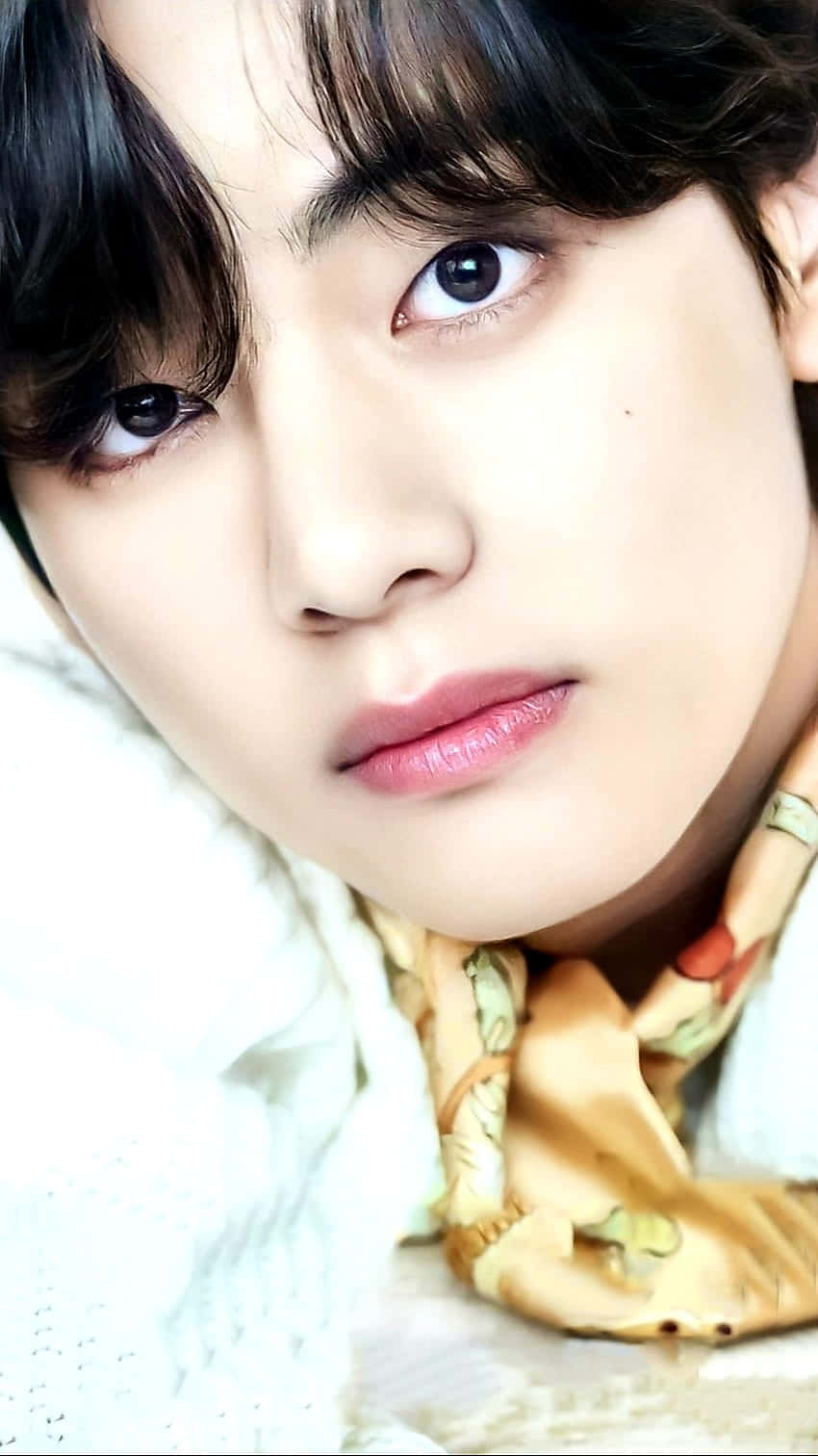 V Bts Phone In Charming Eyes Wallpaper