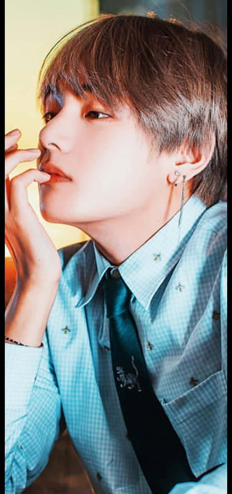 V Bts Phone Is Handsome Wallpaper