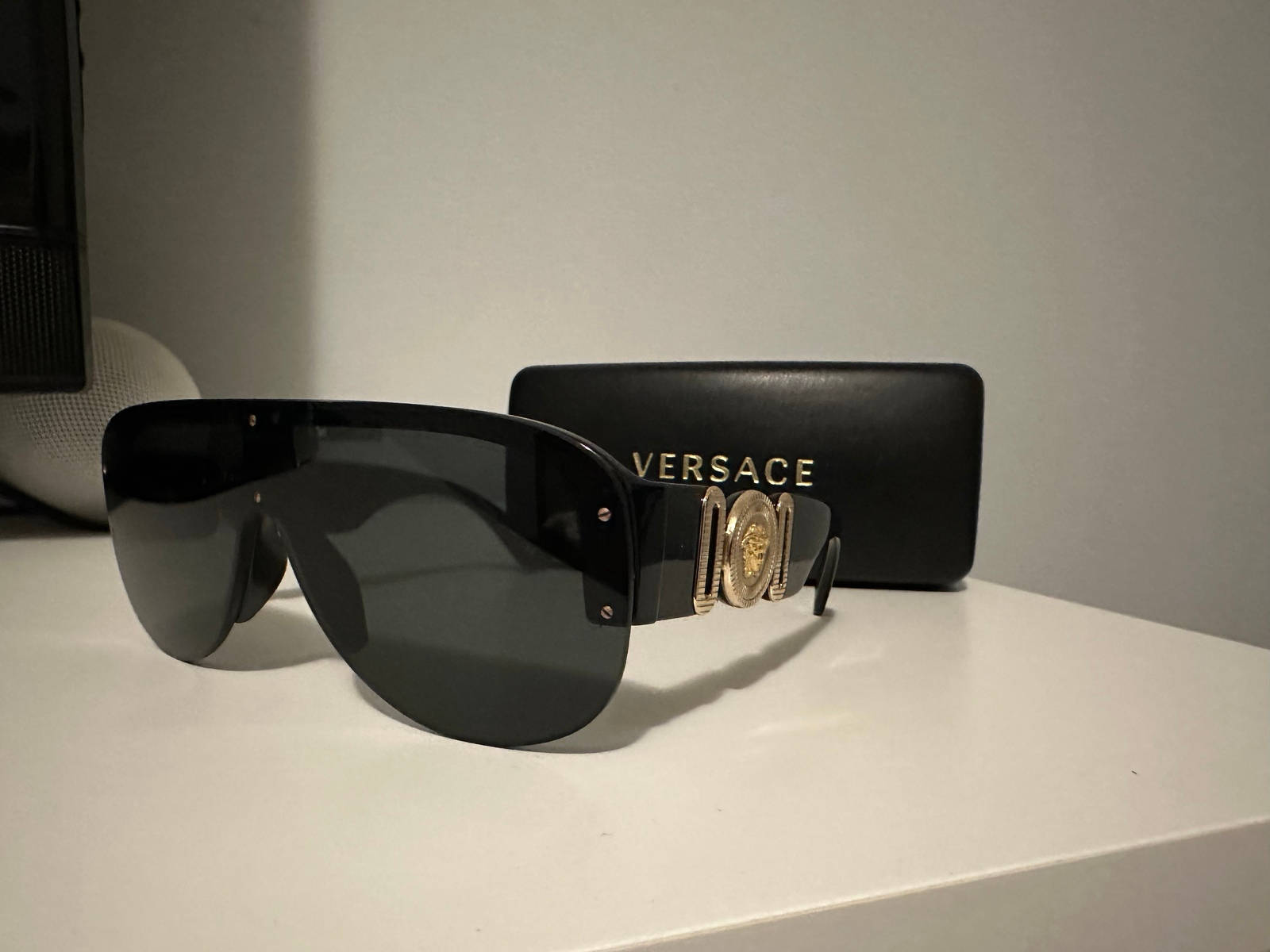 Versace Unisex Shield/aviator Sunglasses 4391 Wallpaper