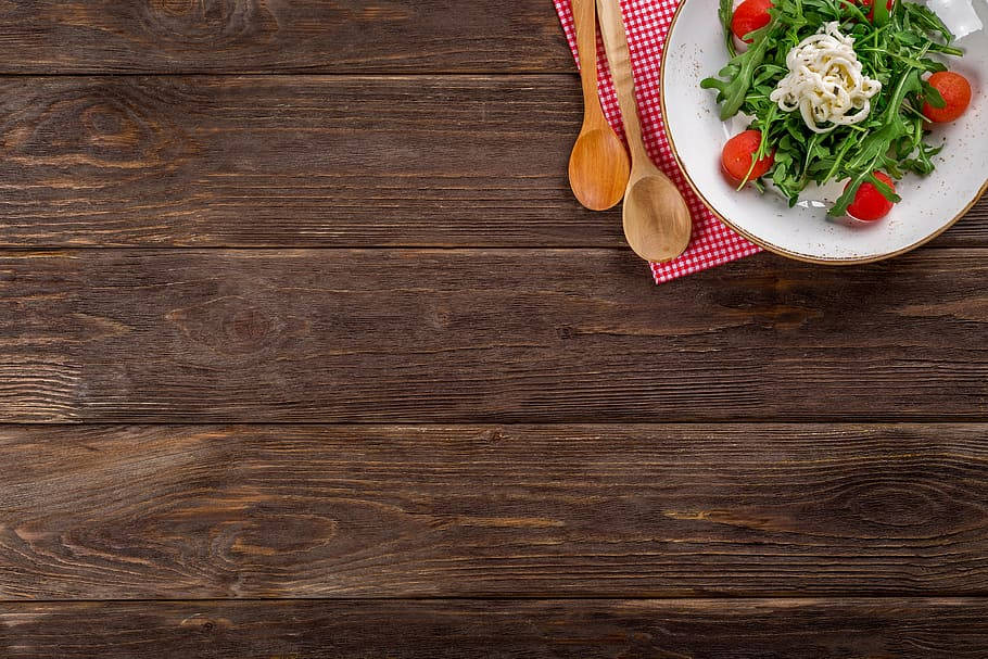 Vibrant Tomato And Green Salad Wallpaper