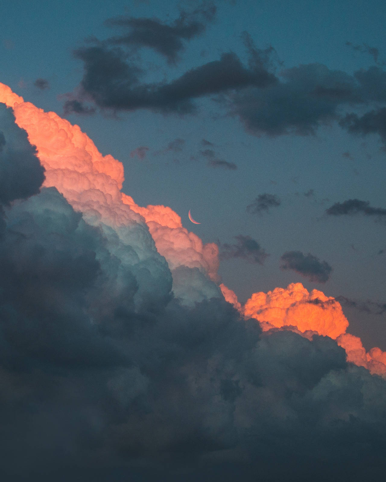 Vintage Aesthetic Clouds At Dusk Wallpaper