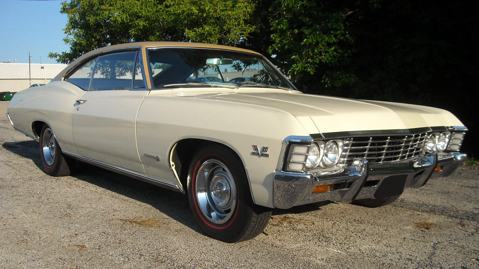 Vintage Beauty - Cream Chevrolet Impala 1967 Wallpaper