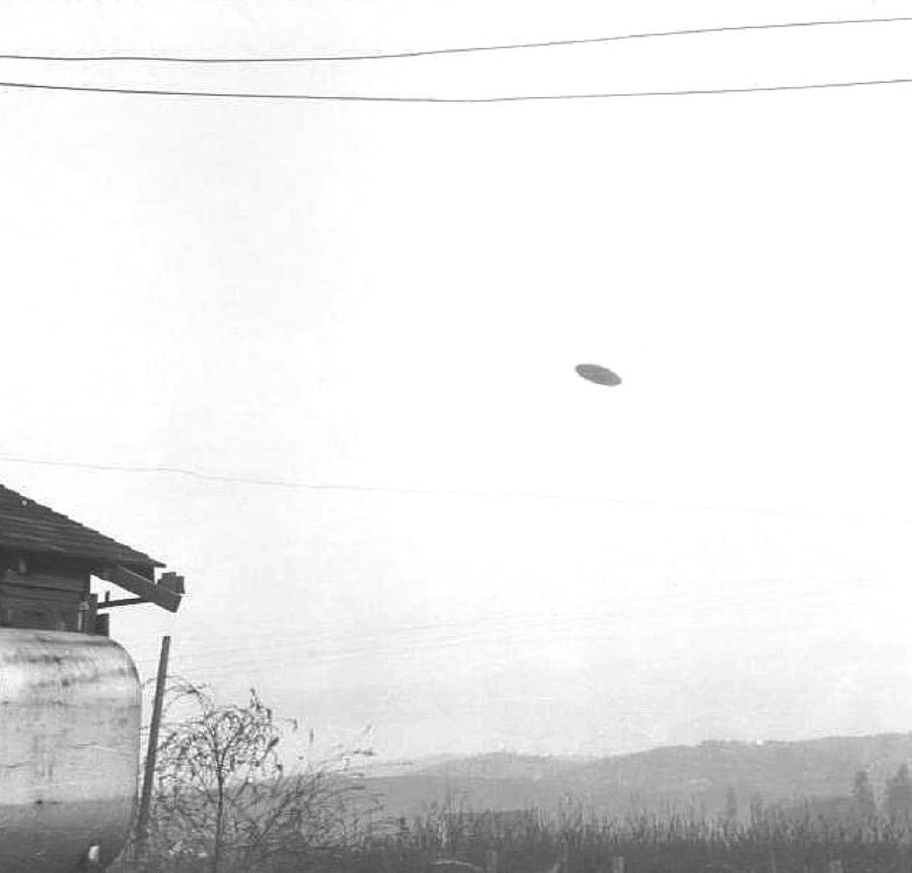 Vintage Black And White Ufo Wallpaper