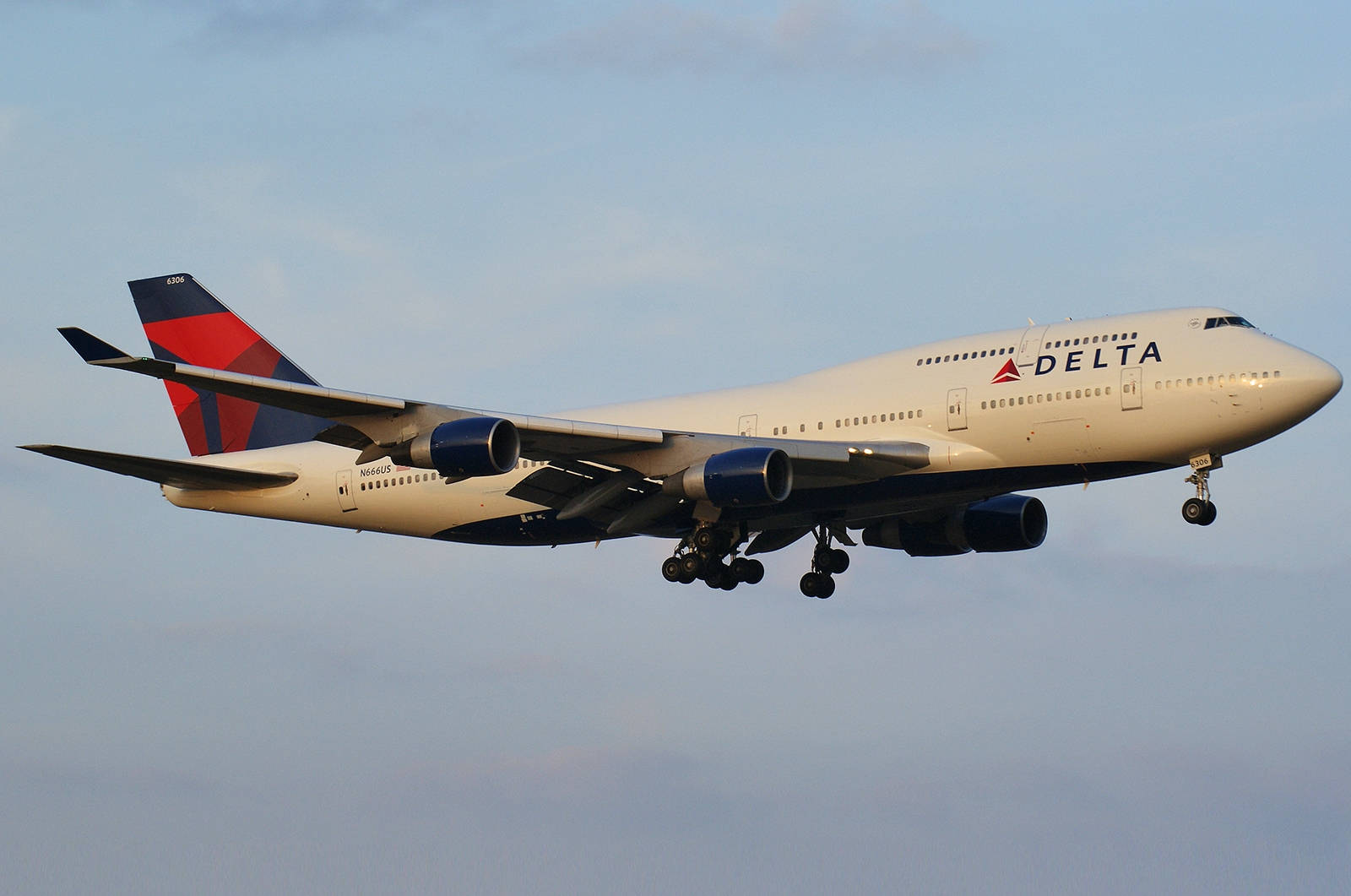 Vintage Delta Airlines Aircraft Mid-flight Wallpaper