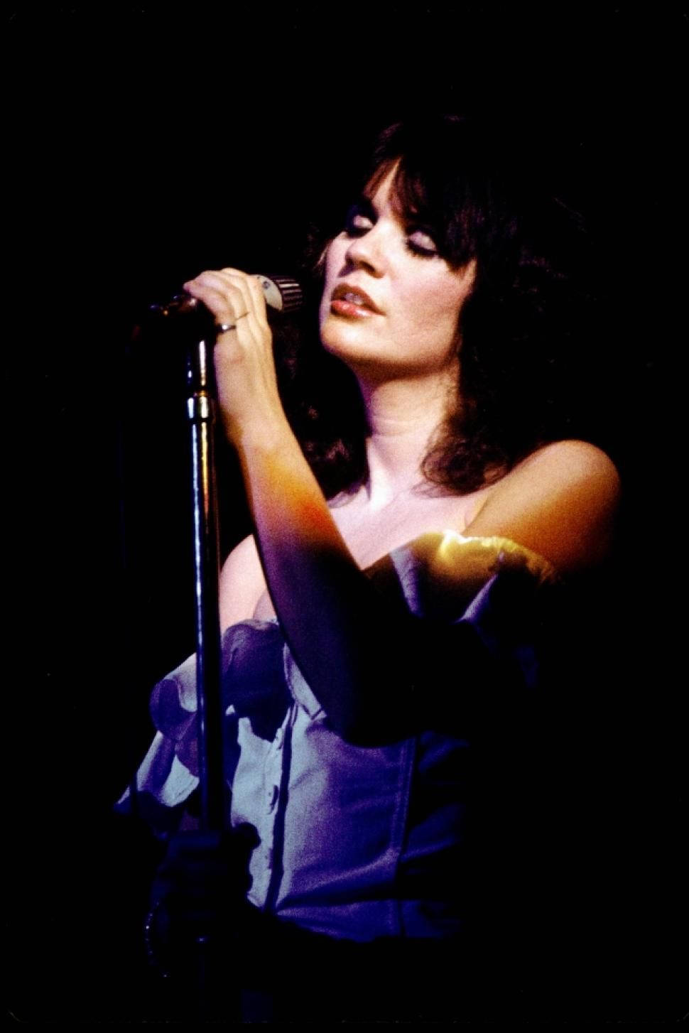 Vintage Singer Linda Ronstadt Wallpaper