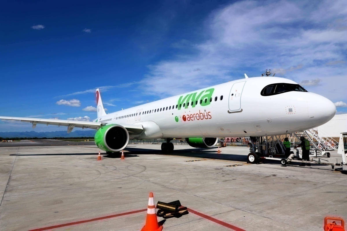 Viva Aerobus Front View On Airport Wallpaper