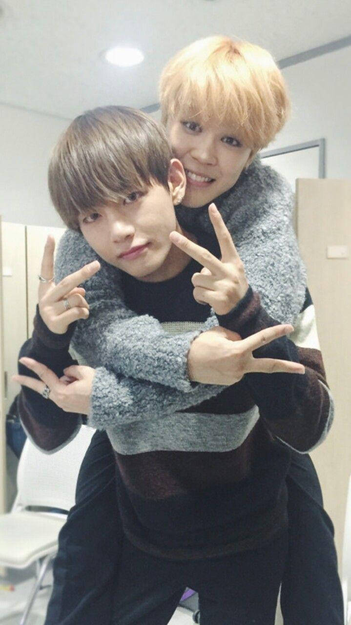 Vmin Sharing A Piggyback Moment Wallpaper