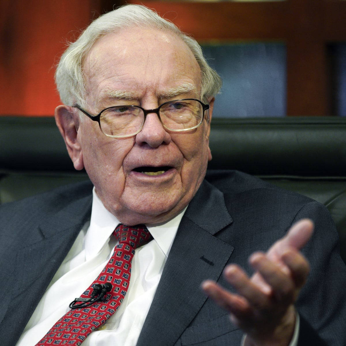 Warren Buffett Explaining Candid Photography Wallpaper