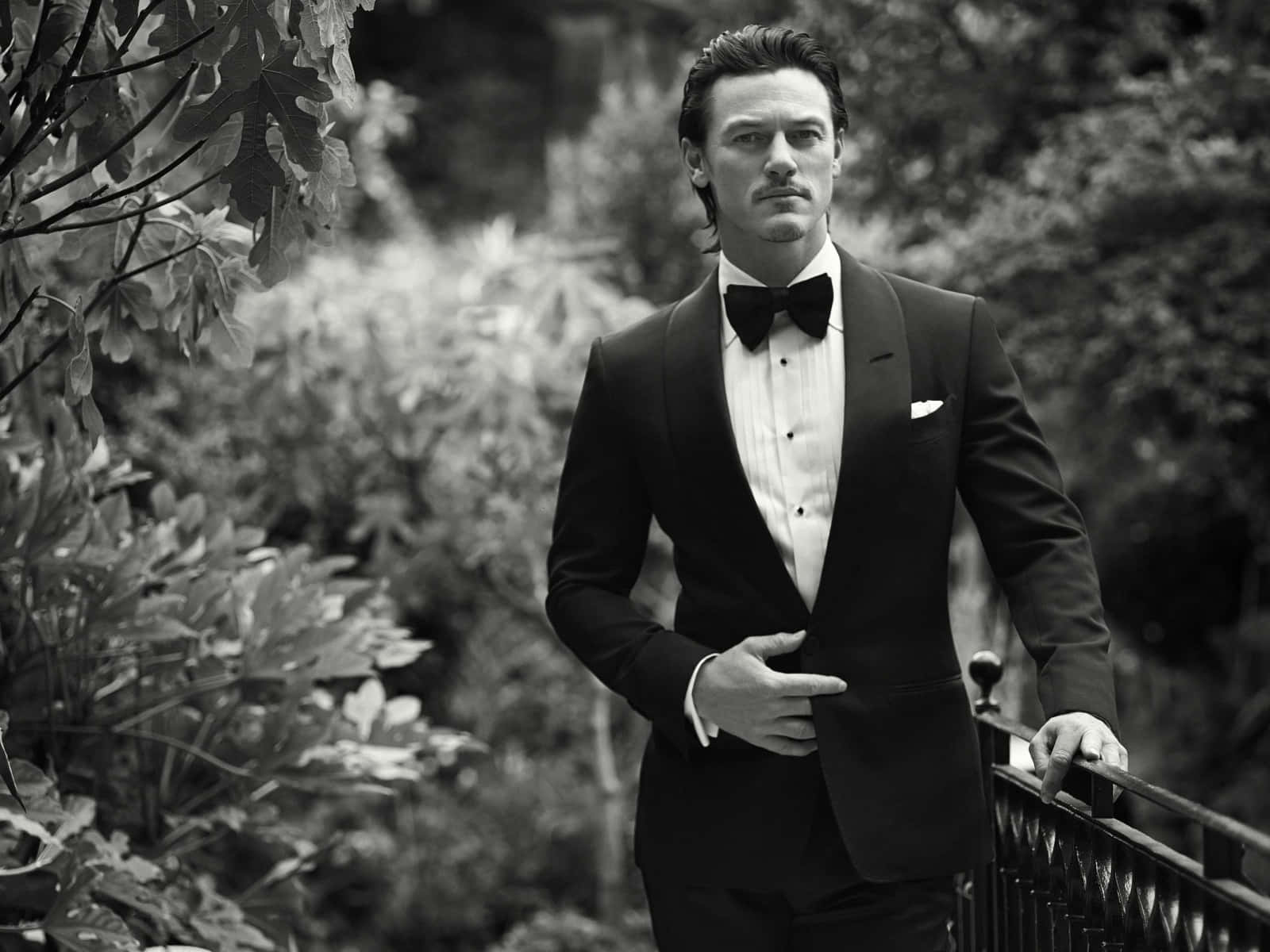 Welsh Actor Luke Evans In A Classic Men Suit Style Wallpaper