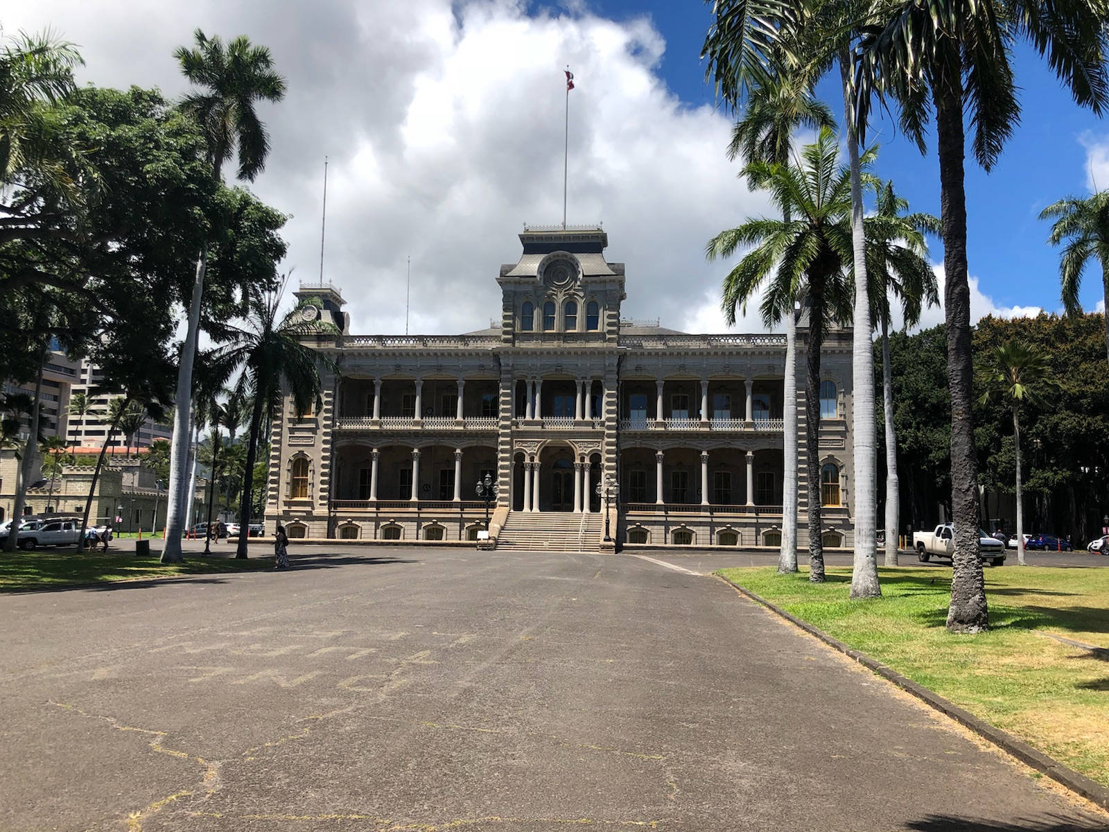 Wide Concrete Pathway To Iolani Palace Wallpaper