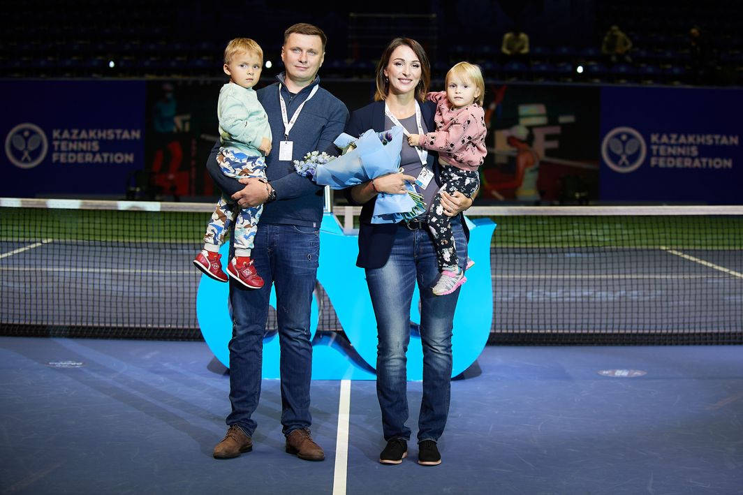 Yaroslava Shvedova With Family Wallpaper