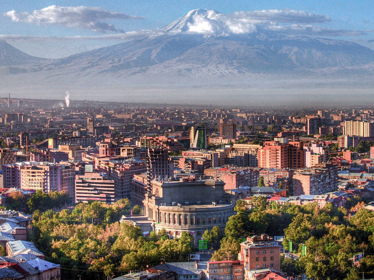 Yerevan's Buildings Wallpaper