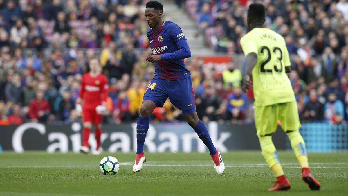 Yerry Mina Chasing The Ball Wallpaper