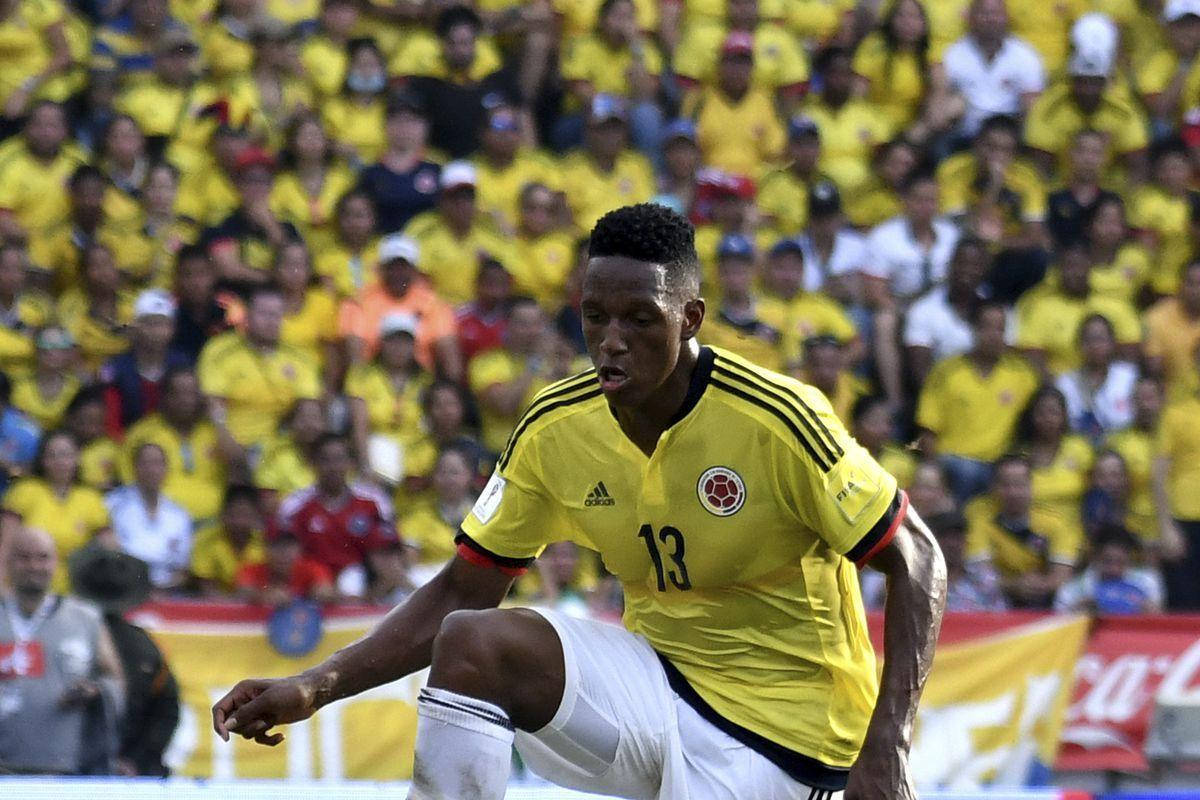 Yerry Mina Raising His Knee Wallpaper