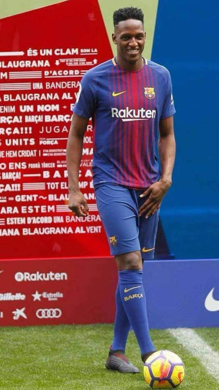 Yerry Mina Wearing Blue Jersey Wallpaper