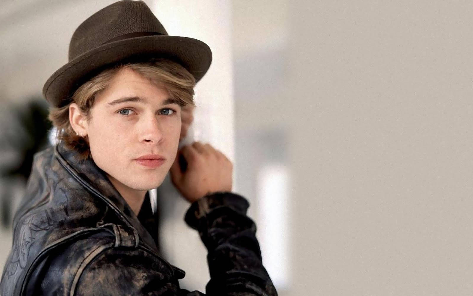 Young And Dapper Brad Pitt Wearing A Fedora Hat Wallpaper