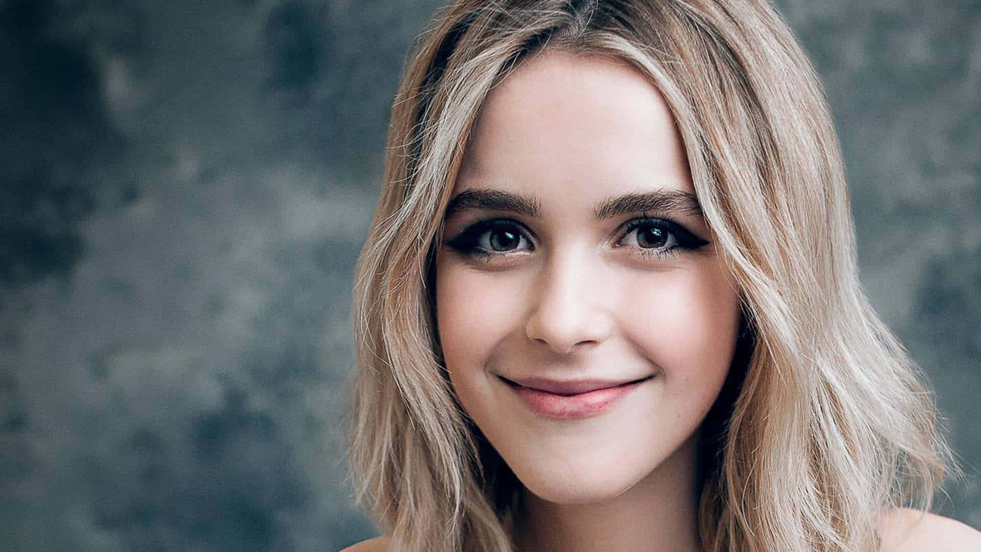 Young Female Model Kiernan Shipka Wallpaper