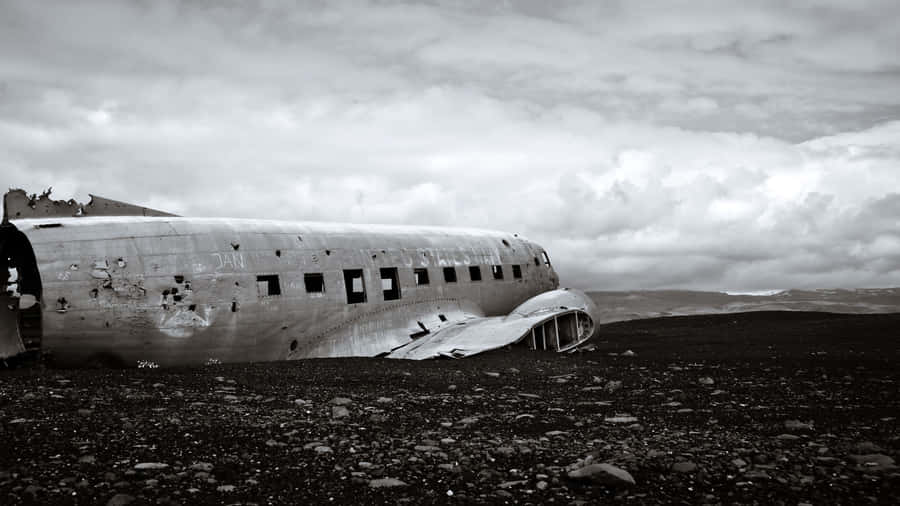 4k Planes Crash Black White Wallpaper