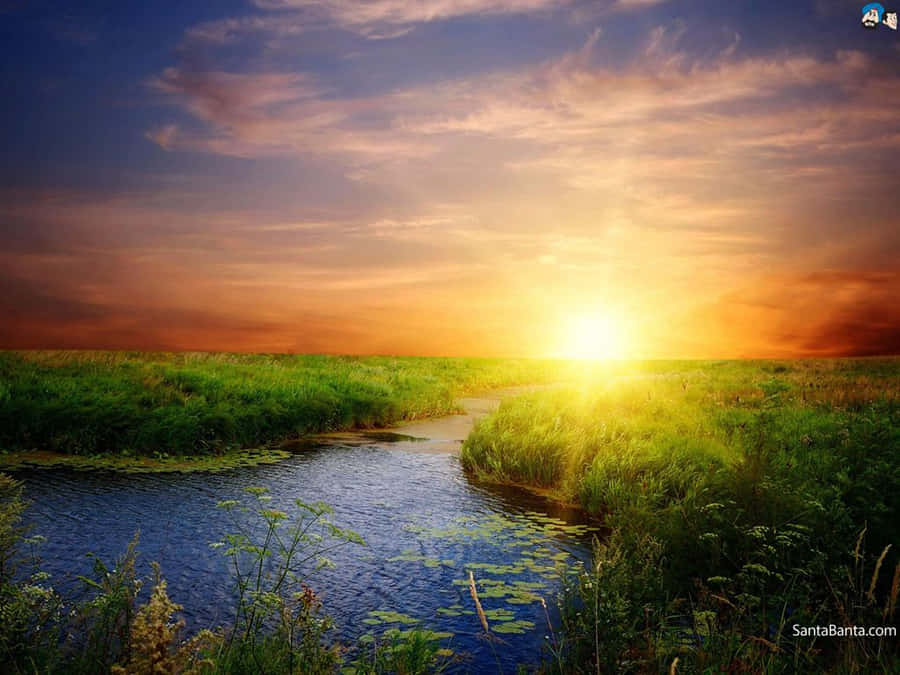 A Beautiful Sunrise Over The Sea Wallpaper