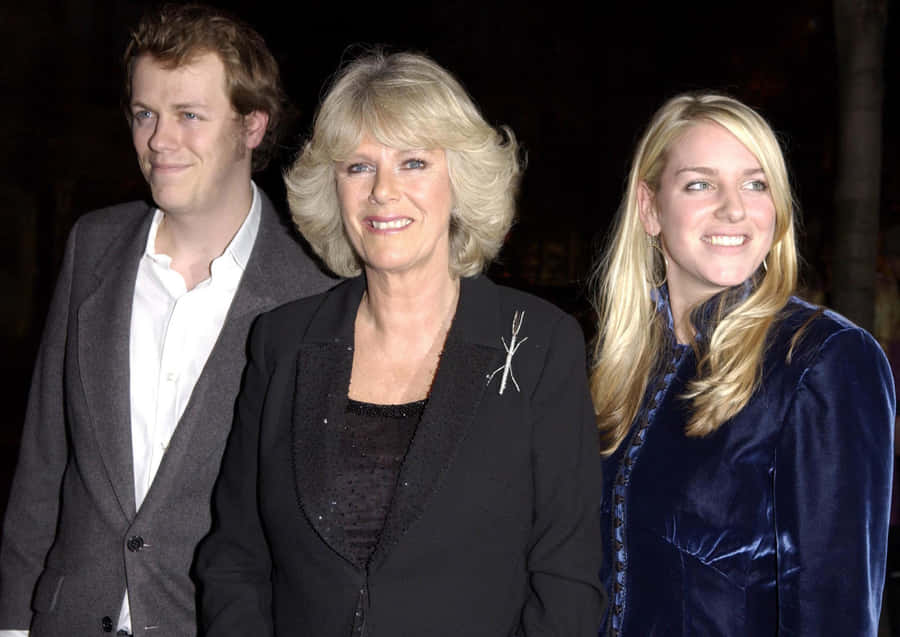 Camilla With Her Children Wallpaper