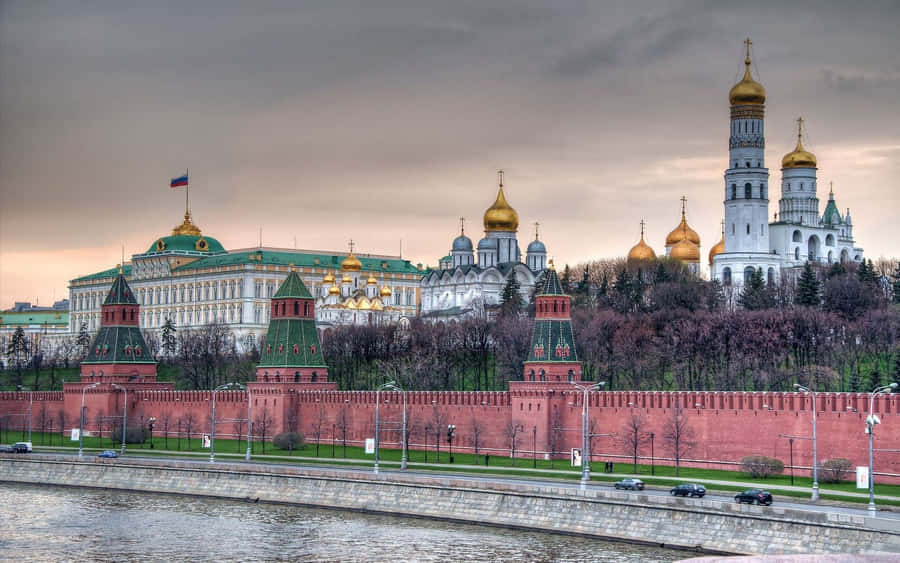 Caption: Captivating View Of The Grand Kremlin Palace, Moscow Wallpaper