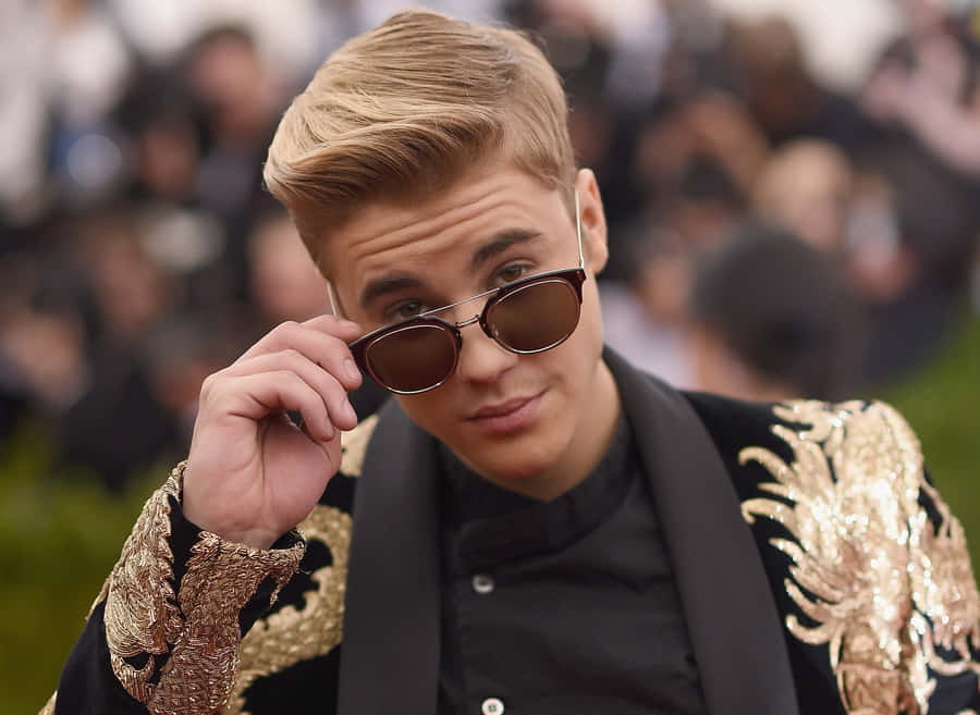 Captivating In Sunglasses Wallpaper