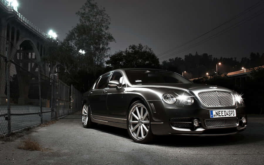 Classic And Luxurious: Driving An Old Bentley Wallpaper