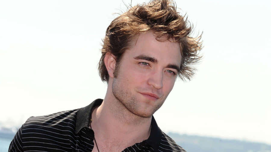 English White Man Actor Robert Pattinson Wallpaper