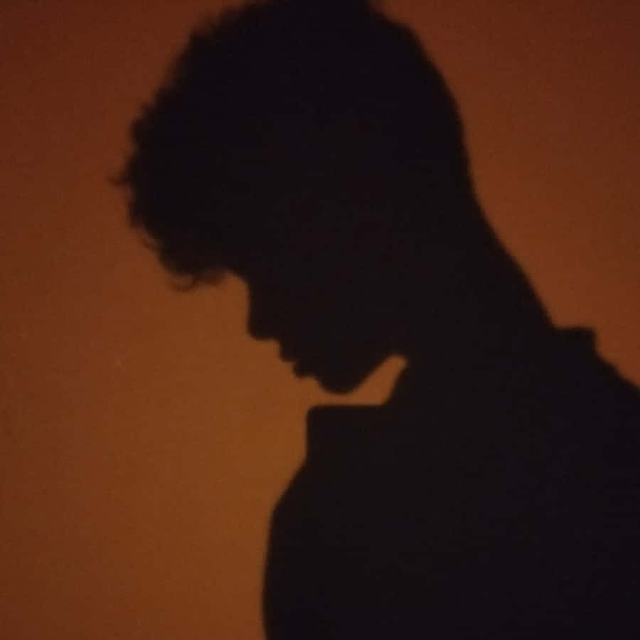 Enigmatic Curly-haired Figure In Shadow Pfp Wallpaper