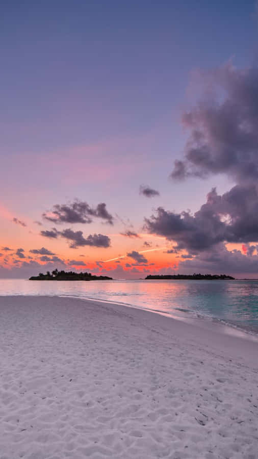 Enjoy The Magic Of Nature With This Picture-perfect Sunset At The Beach. Wallpaper