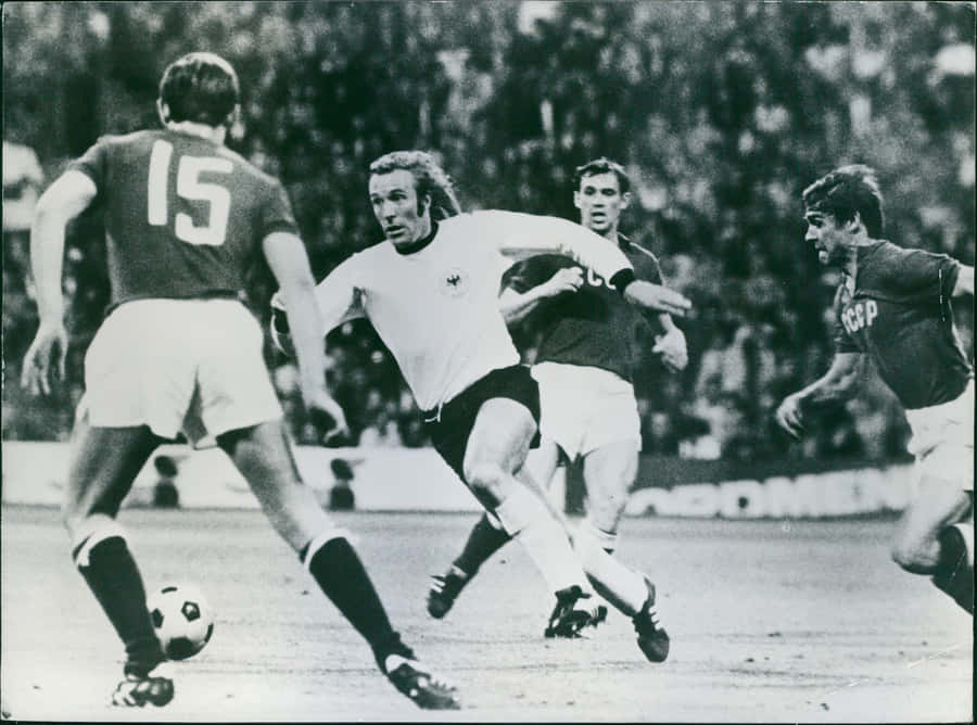 German Football Player Günter Netzer 1972 Wallpaper