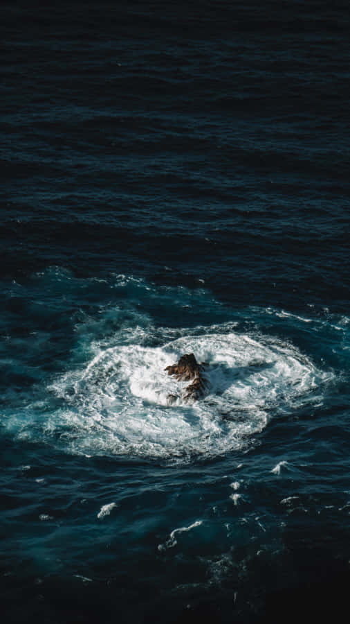 Get Lost In Your Thoughts With This Stunning Ocean Aesthetic Phone Wallpaper. Wallpaper
