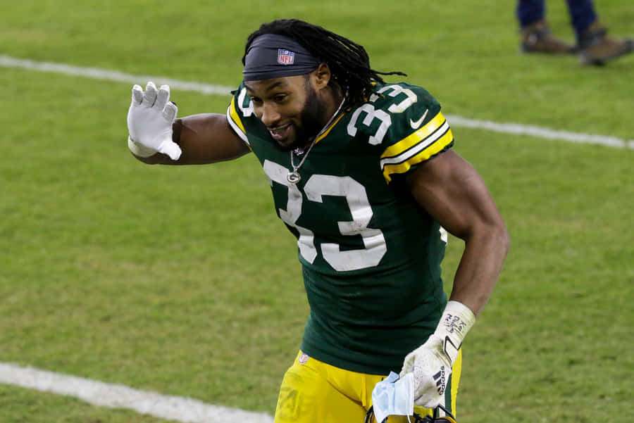 Green Bay Packers Runningback Aaron Jones (#33) Wallpaper